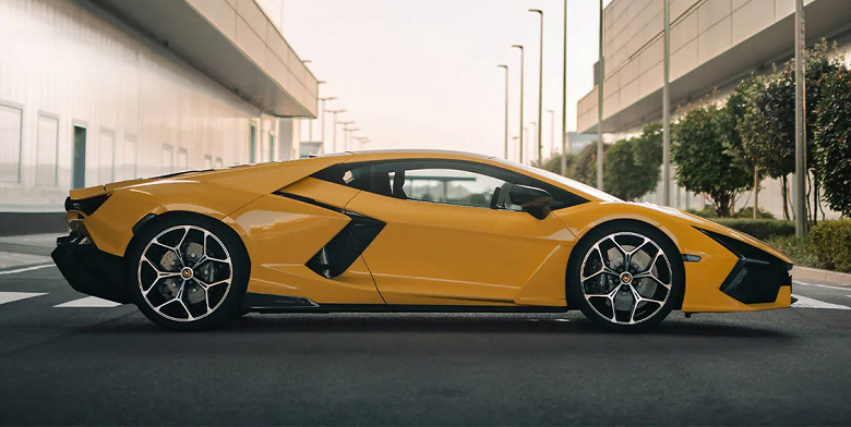 Внушительная цена — не преграда: первый в России Lamborghini Revuelto, оцененный в 140 млн рублей, продали за день